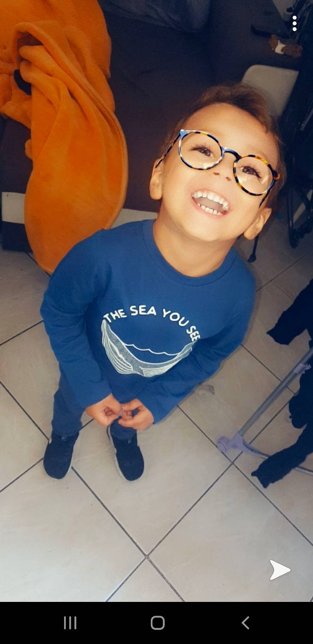 Djibril a rejoint le concours — aidez-le/la à gagner de superbes lots ! arm, blue, cool, eyewear, fun, glasses, jeans, joy, leg, mouth, person, smile, t_shirt