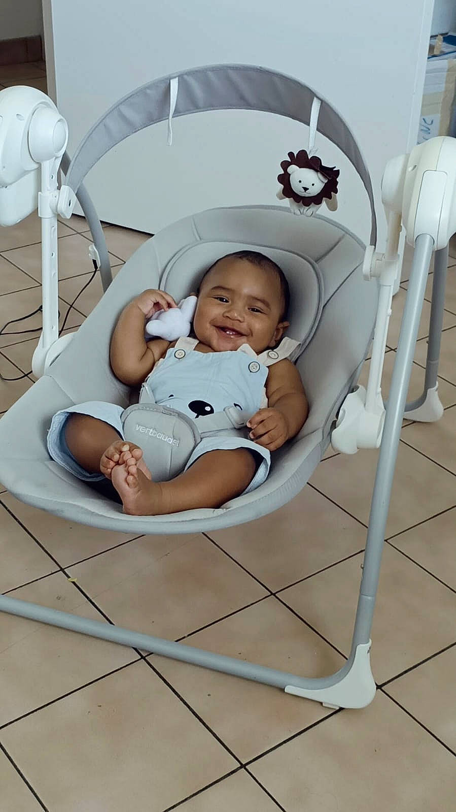 Sami participe au concours pour gagner de l'argent avec cette photo : baby, baby_products, baby_safety, baby_toddler_clothing, child, circle, comfort, fun, happy, health_care, hospital, joy, leisure, medical_equipment, person, room, service, sitting, skin, smile