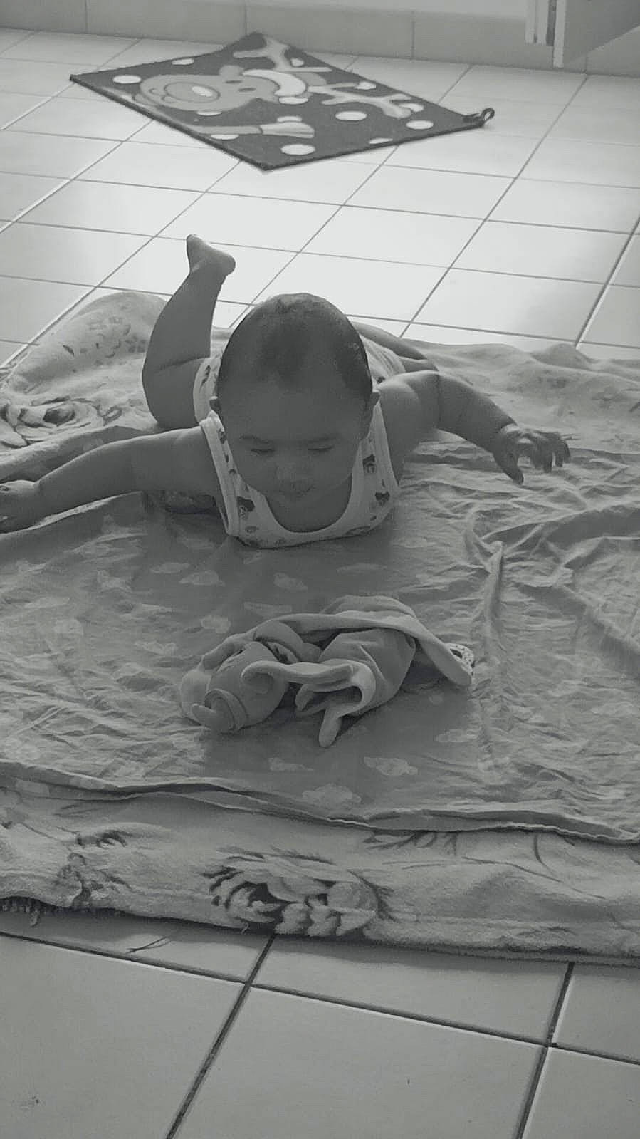 Sami participe au concours pour gagner de l'argent avec cette photo : art, baby, black, black_and_white, boats_and_boating_equipment_and_supplies, child, flooring, fun, gesture, happy, monochrome, monochrome_photography, person, recreation, shadow, stock_photography, style, toddler, water, white