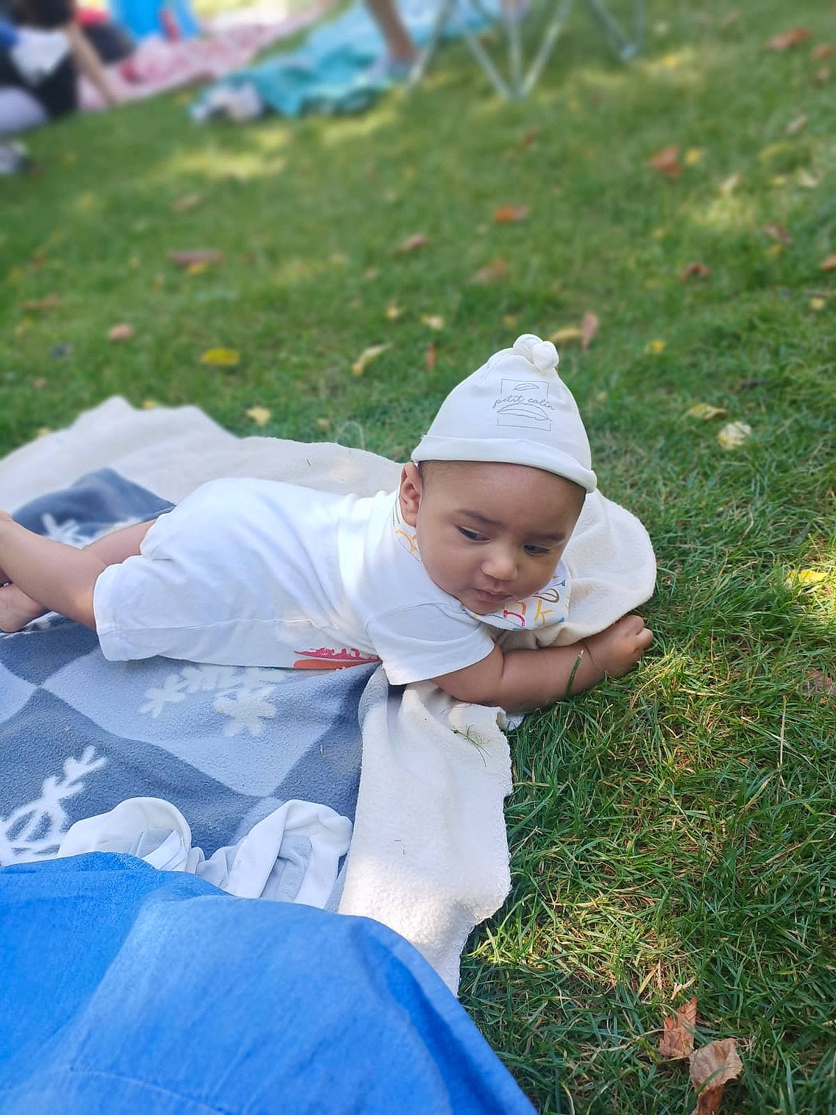 Sami a rejoint le concours — aidez-le/la à gagner de superbes lots ! baby, cap, child, grass, grass_family, grassland, green, happy, hat, headgear, headwear, landscape, lawn, leisure, meadow, people_in_nature, person, plant, summer, sun_hat
