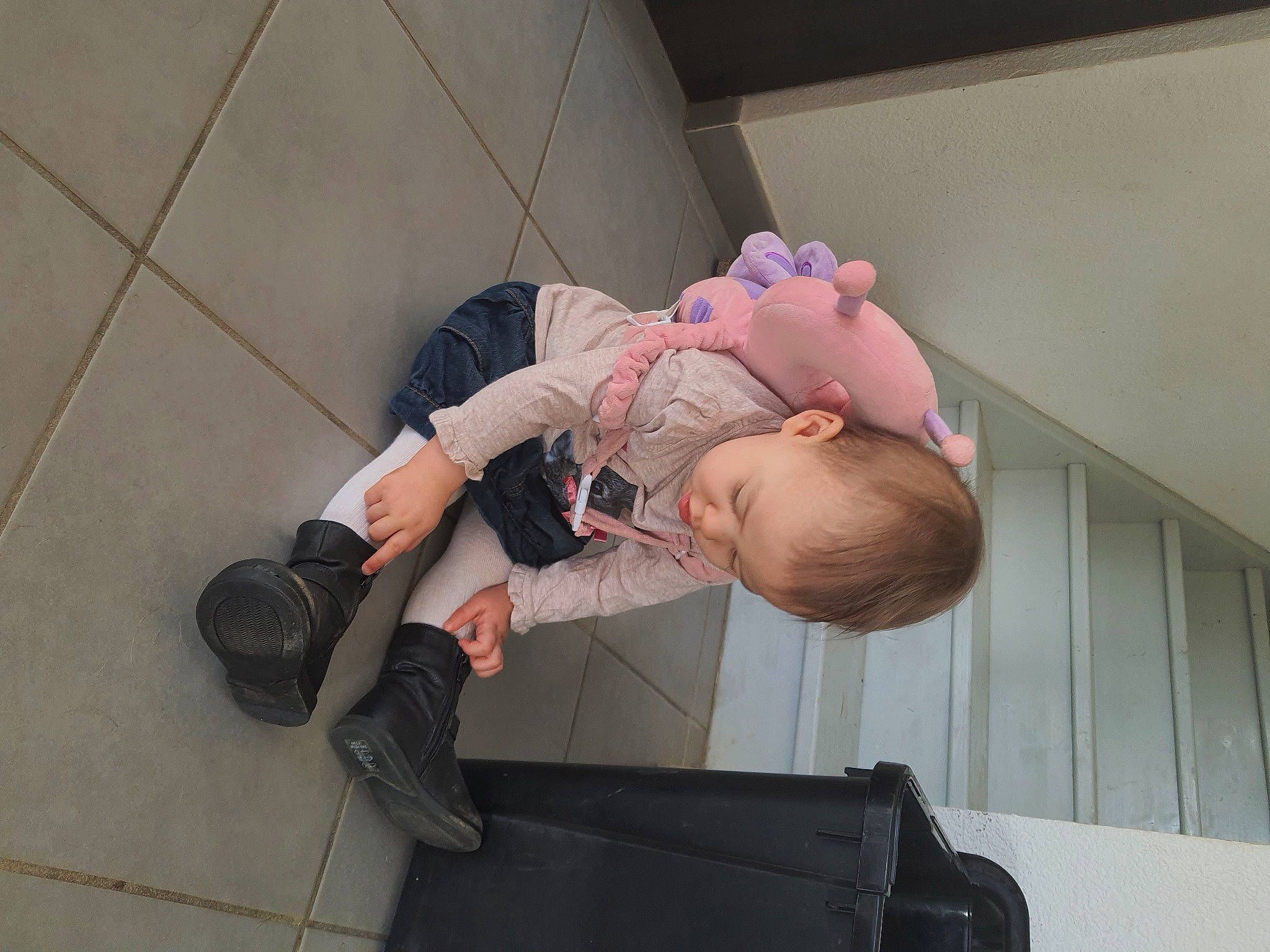 Aëvy Et Alyssa a rejoint le concours — aidez-le/la à gagner de superbes lots ! baby, baby_products, bag, child, comfort, elbow, flooring, foot, fun, hat, human_leg, knee, leg, luggage_and_bags, person, room, sandal, sitting, thigh, toddler