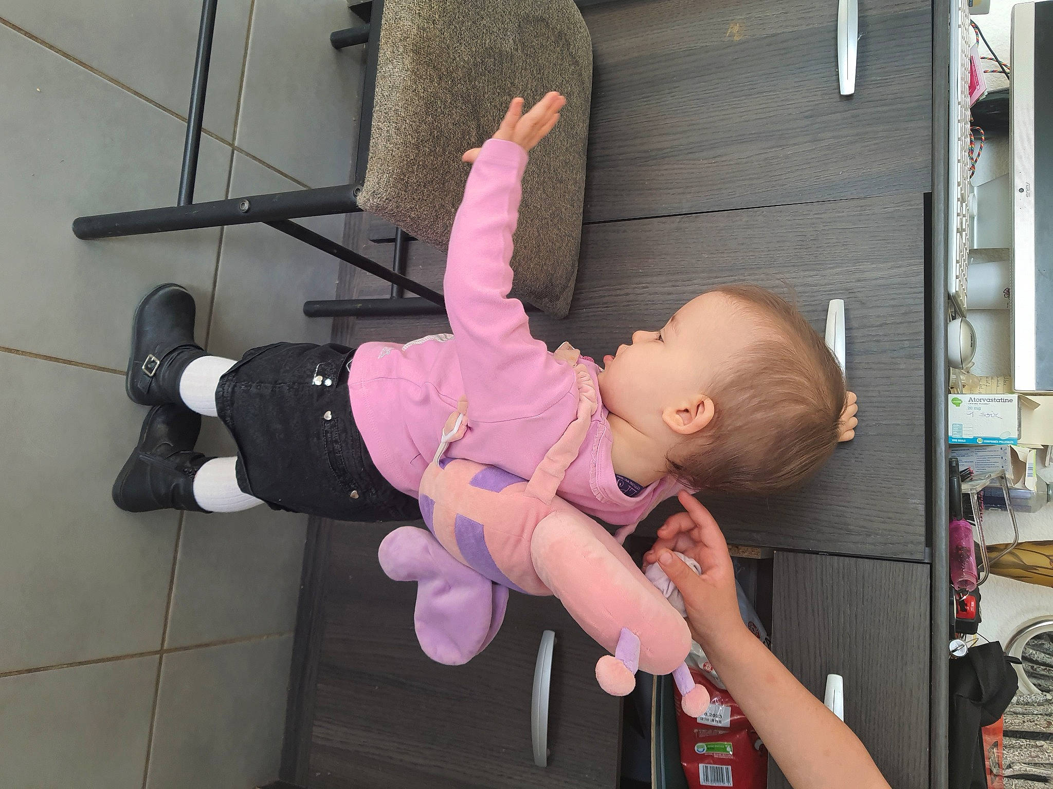Aëvy Et Alyssa a rejoint le concours — aidez-le/la à gagner de superbes lots ! baby, baby_products, baby_toddler_clothing, child, flooring, fun, human_leg, joint, knee, magenta, person, pink, room, sandal, sock, sportswear, thigh, tire, toddler, tree