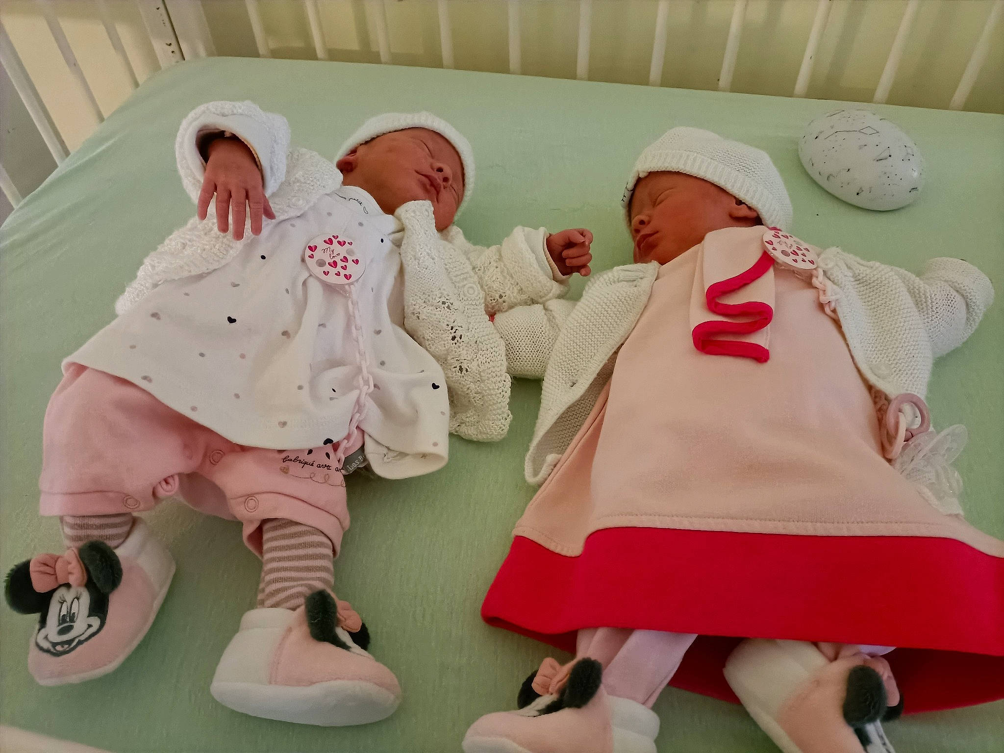 Aëvy Et Alyssa participe au concours pour gagner de l'argent avec cette photo : baby, baby_sleeping, baby_toddler_clothing, child, comfort, foot, gesture, hat, human_leg, knee, leg, linens, mechanical_fan, person, pink, room, shoe, sitting, sock, textile