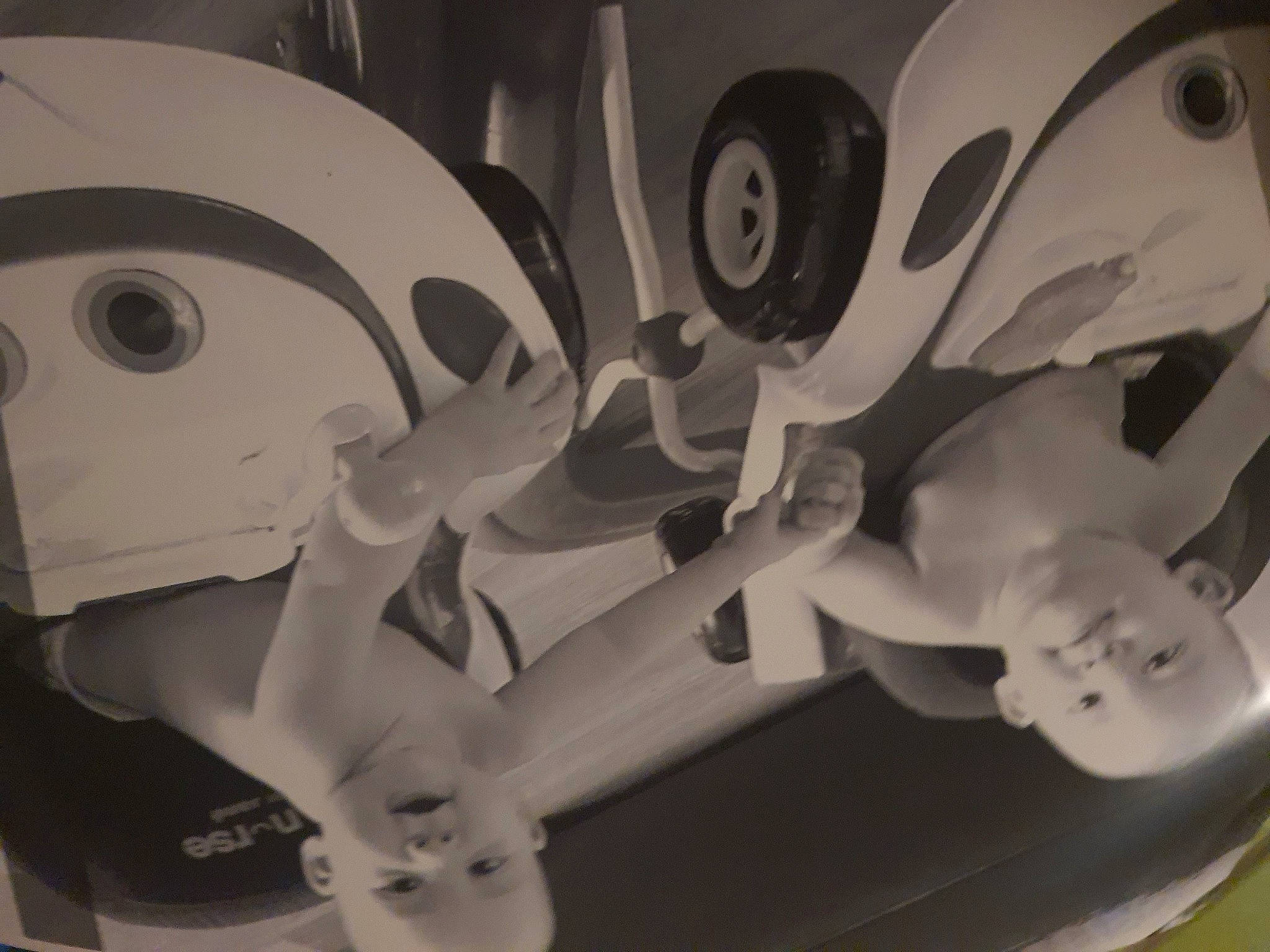 Aëvy Et Alyssa a rejoint le concours — aidez-le/la à gagner de superbes lots ! art, auto_part, automotive_design, automotive_lighting, automotive_tire, automotive_wheel_system, black_and_white, carmine, circle, font, material_property, metal, monochrome, monochrome_photography, motor_vehicle, pattern, person, rim, style, wheel