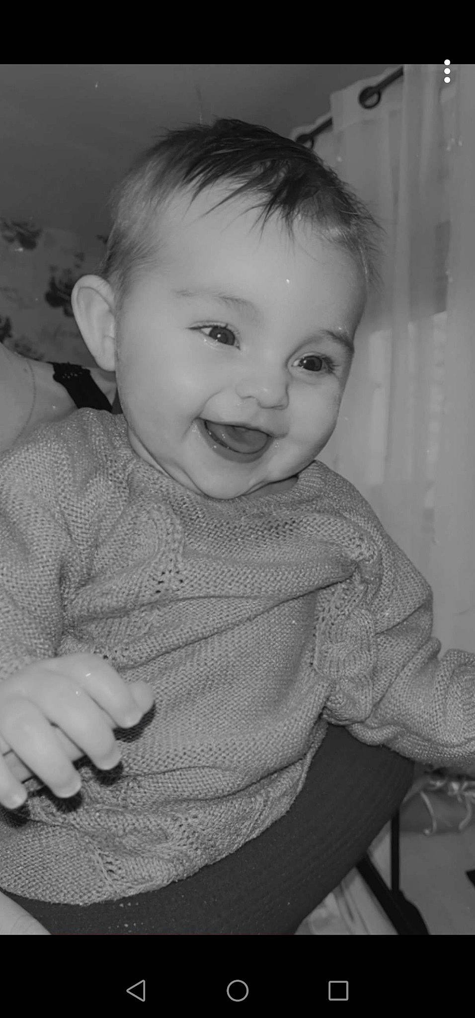 Lyna participe au concours pour gagner de l'argent avec cette photo : arm, cheek, chin, eye, eyebrow, face, hair, hairstyle, hand, head, human_body, iris, joy, lip, mouth, neck, nose, person, skin, sleeve