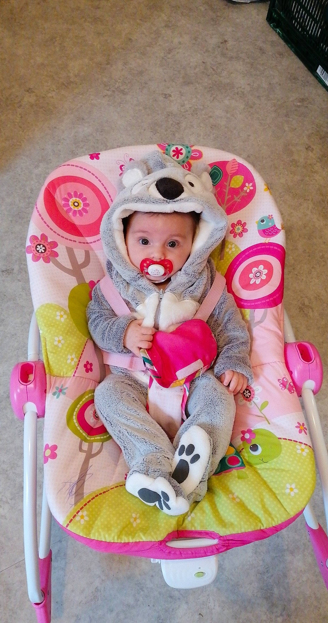 Lyna a rejoint le concours — aidez-le/la à gagner de superbes lots ! baby, baby_carriage, baby_products, baby_sleeping, baby_toddler_clothing, car_seat, cheek, child, comfort, eye, face, head, headwear, lap, person, personal_protective_equipment, pink, product, stuffed_toy, textile