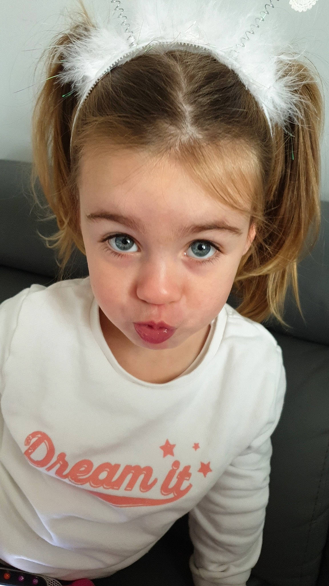 Ninon a rejoint le concours — aidez-le/la à gagner de superbes lots ! cheek, chin, ear, eyebrow, eyelash, facial_expression, forehead, hair, hairstyle, happy, head, headgear, iris, jaw, lip, neck, nose, person, skin, sleeve