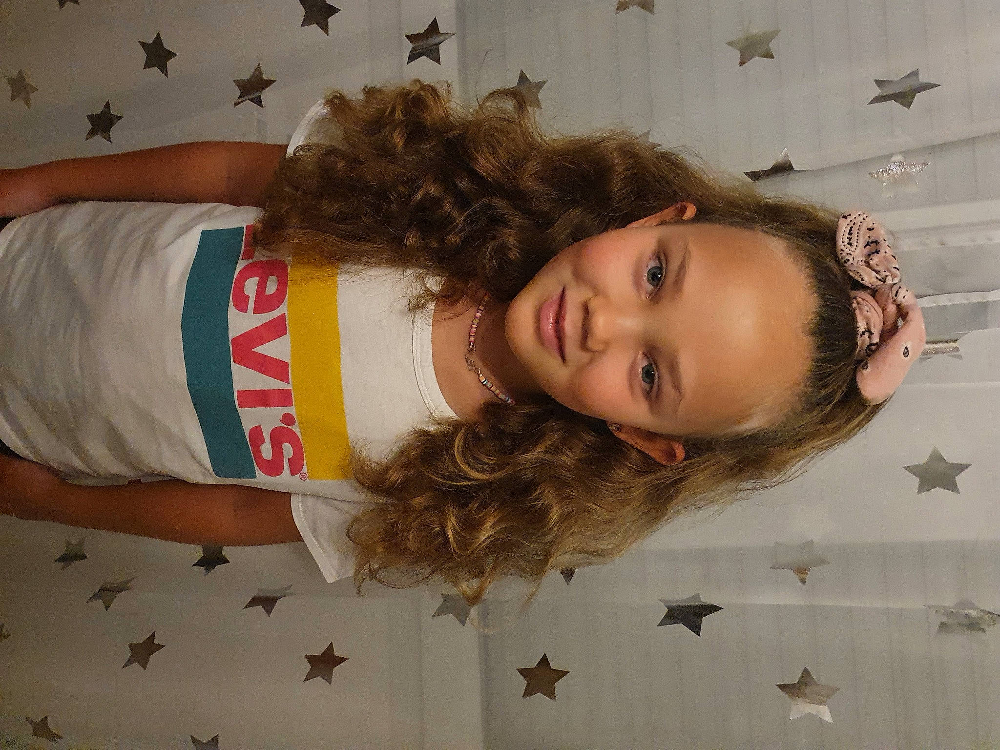 Lou a rejoint le concours — aidez-le/la à gagner de superbes lots ! arm, black_hair, dress, elbow, eye, eyebrow, eyelash, face, flooring, gesture, happy, head, joint, joy, lip, long_hair, neck, person, skin, smile