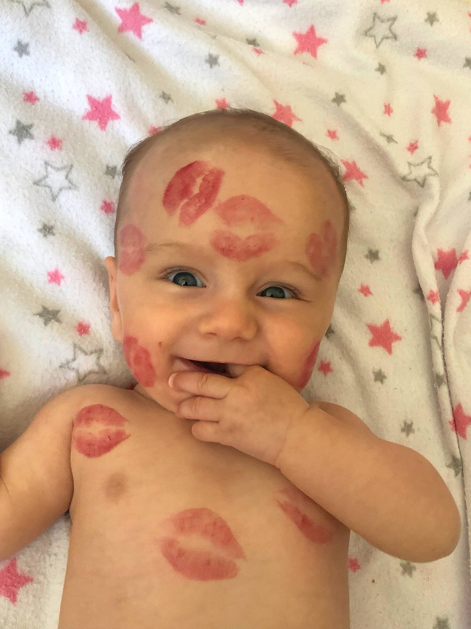 Eva participe au concours pour gagner de l'argent avec cette photo : baby, cheek, chest, eye, eyebrow, facial_expression, finger, gesture, hand, lip, mouth, muscle, nose, organ, people, person, skin, smile, stomach, thumb