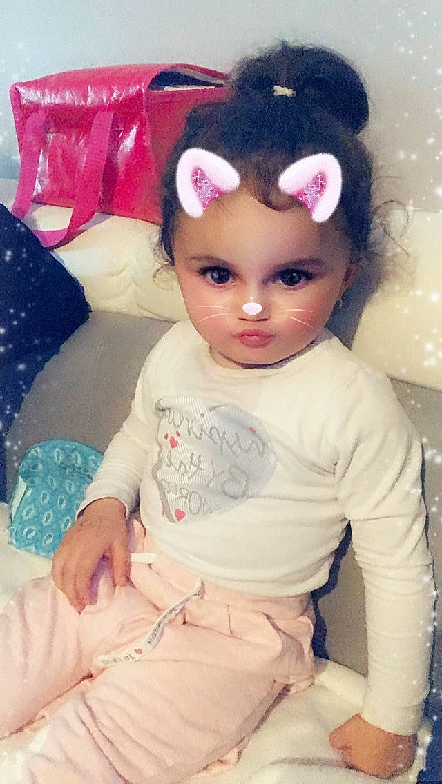 Maywen participe au concours pour gagner de l'argent avec cette photo : child, doll, girl, hair_accessory, infant, person, pink, product, skin, toddler, toy