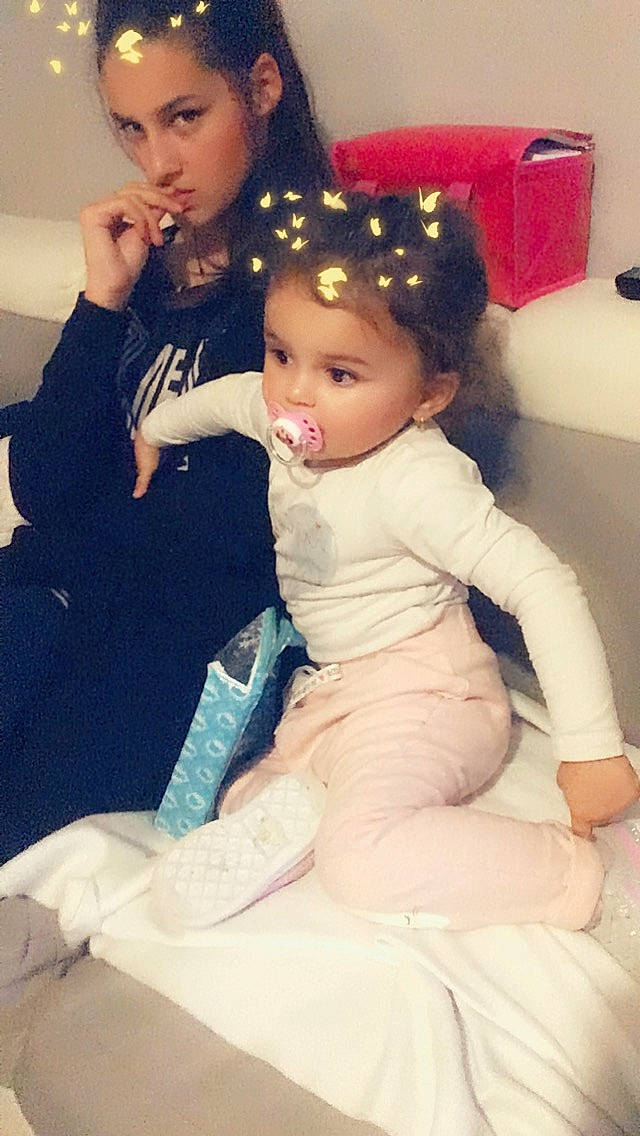 Maywen a rejoint le concours — aidez-le/la à gagner de superbes lots ! abdomen, black_hair, child, cool, daughter, day, fun, girl, hair_accessory, infant, leg, mother, person, product, skin, textile, toddler, trunk