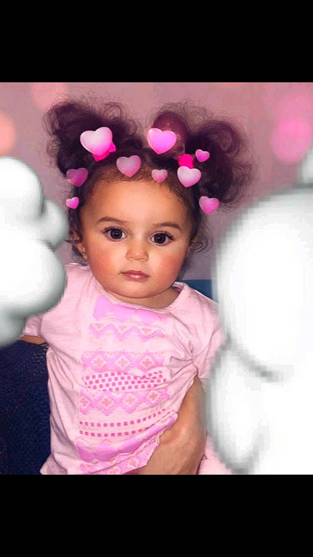 Maywen a rejoint le concours — aidez-le/la à gagner de superbes lots ! black_hair, brown_hair, cheek, child, doll, face, forehead, fun, girl, hair_accessory, hairstyle, head, infant, magenta, person, pink, product, skin, smile, toddler