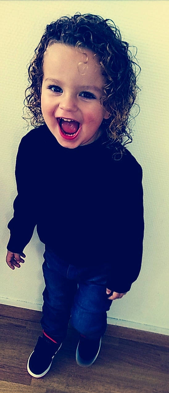 Mayton participe au concours pour gagner de l'argent avec cette photo : black_hair, blue, cheek, child, cool, emotion, eye, facial_expression, fun, girl, hair, hairstyle, head, human, joy, person, shoulder, skin, smile, standing