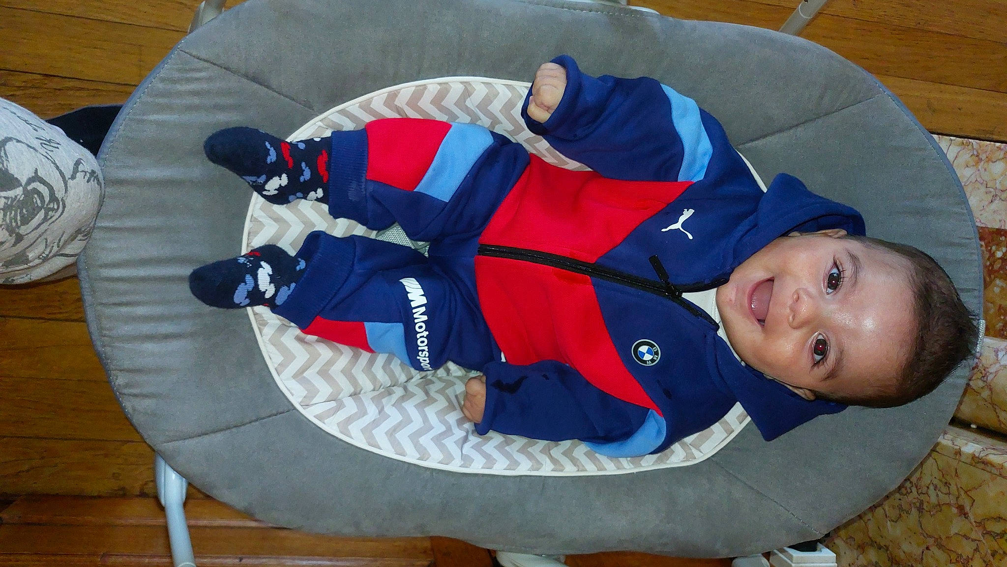 Meyven a rejoint le concours — aidez-le/la à gagner de superbes lots ! baby, baby_products, baby_toddler_clothing, carmine, child, comfort, elbow, electric_blue, fun, hat, lap, person, sitting, sleeve, smile, toddler