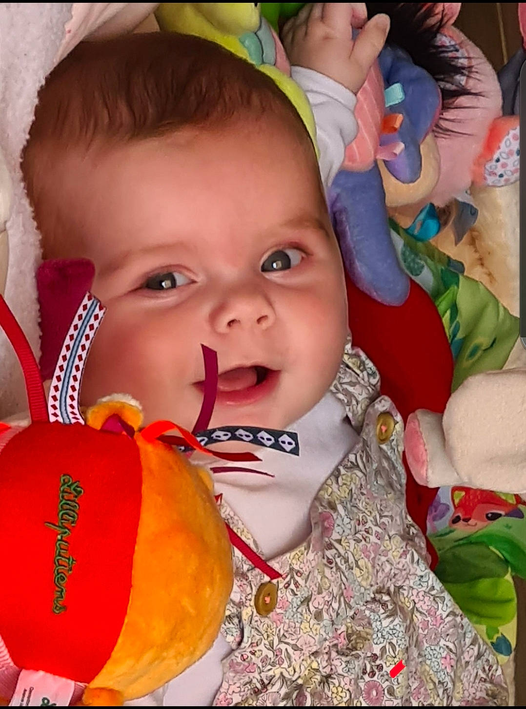 Margaux participe au concours pour gagner de l'argent avec cette photo : baby, baby_products, baby_toddler_clothing, calabaza, cheek, child, eyebrow, eyelash, face, facial_expression, fun, happy, head, iris, mouth, nose, orange, person, product, smile