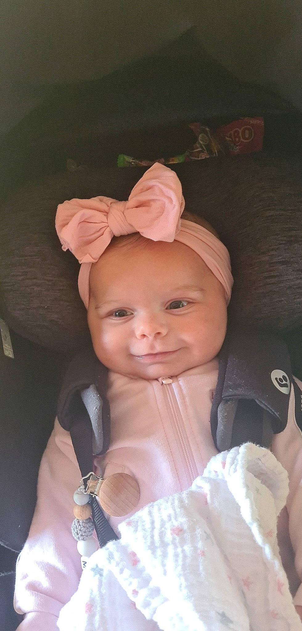 Margaux a rejoint le concours — aidez-le/la à gagner de superbes lots ! baby, baby_toddler_clothing, cap, cheek, dress, ear, eye, eyebrow, eyelash, face, gesture, happy, head, headgear, headpiece, headwear, lip, person, pink, skin