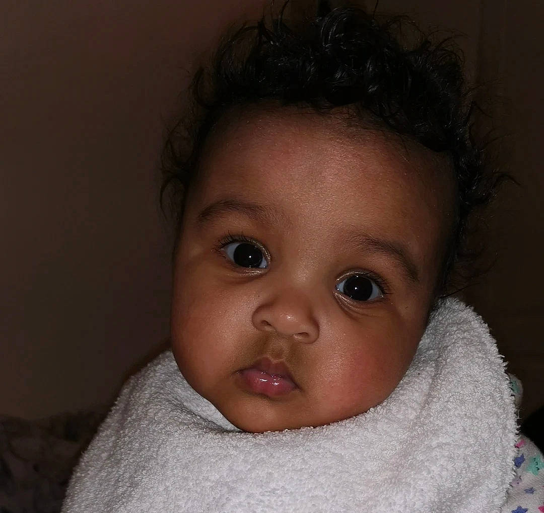 Amalia participe au concours pour gagner de l'argent avec cette photo : baby, cheek, chin, ear, eyebrow, eyelash, face, flash_photography, forehead, happy, iris, jaw, lip, mouth, neck, nose, person, skin, sleeve, smile