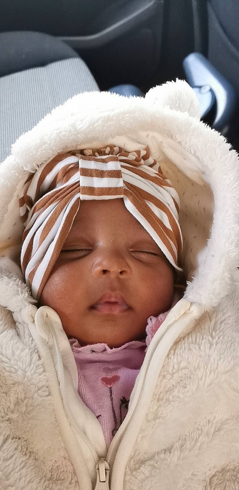 Amalia participe au concours pour gagner de l'argent avec cette photo : baby, cap, cheek, child, close_up, comfort, eye, eyelash, freezing, fur, happy, head, headgear, headwear, linens, lip, nose, person, skin, sleeve