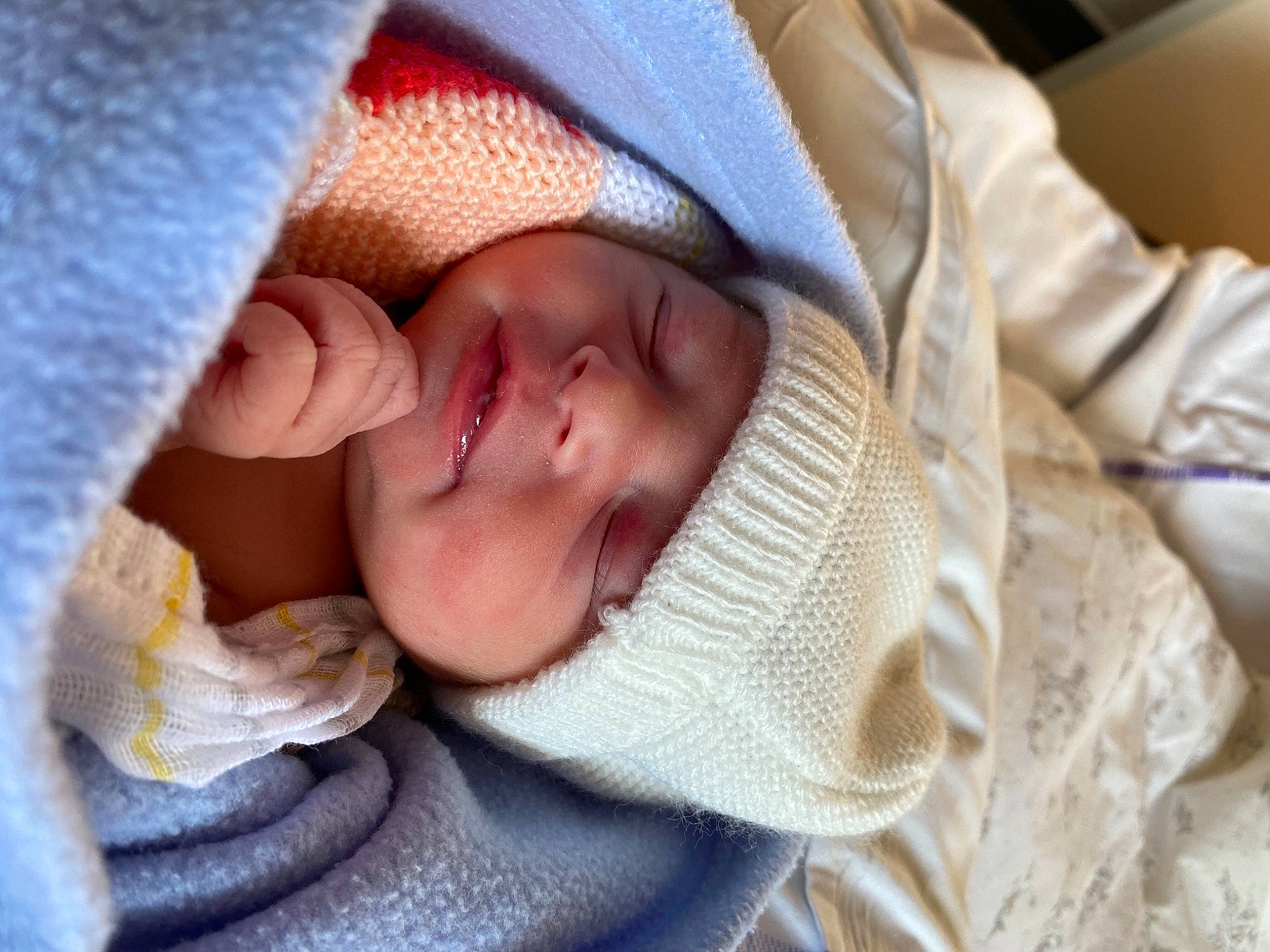 élina participe au concours pour gagner de l'argent avec cette photo : baby, baby_toddler_clothing, cheek, chin, comfort, eye, face, finger, hand, happy, headgear, headwear, iris, lip, mouth, nose, person, skin, smile, thumb