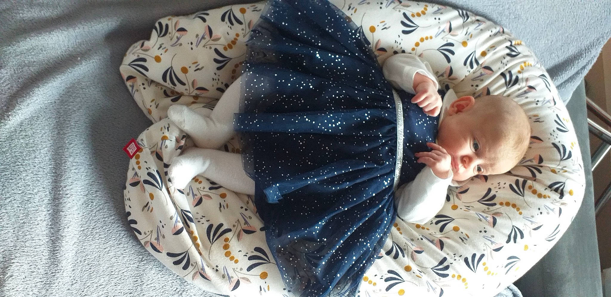 Caly a rejoint le concours — aidez-le/la à gagner de superbes lots ! baby, baby_products, baby_toddler_clothing, bedtime, child, comfort, hand, knitting, linens, nap, pattern, person, room, sitting, skin, sleep, sleeve, textile, toddler, wool