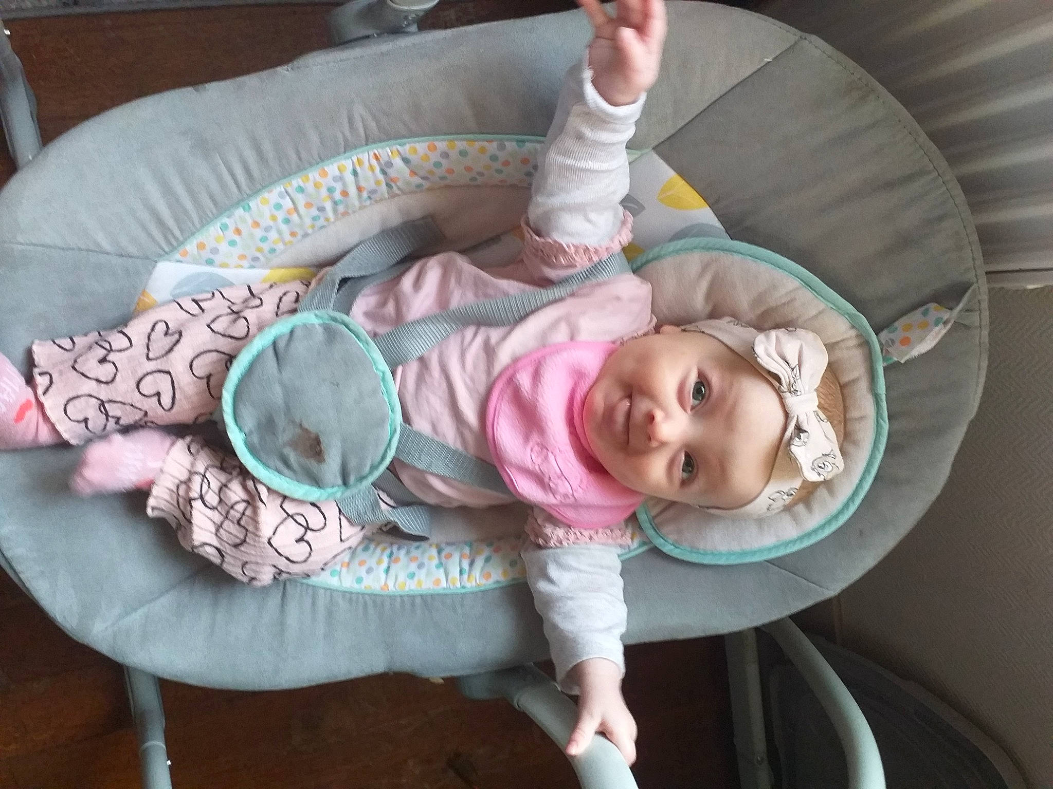 Tânia participe au concours pour gagner de l'argent avec cette photo : auto_part, baby, baby_carriage, baby_products, baby_safety, baby_toddler_clothing, cheek, child, comfort, couch, hat, headwear, infant_bed, linens, pattern, person, pink, room, sitting, sleeve