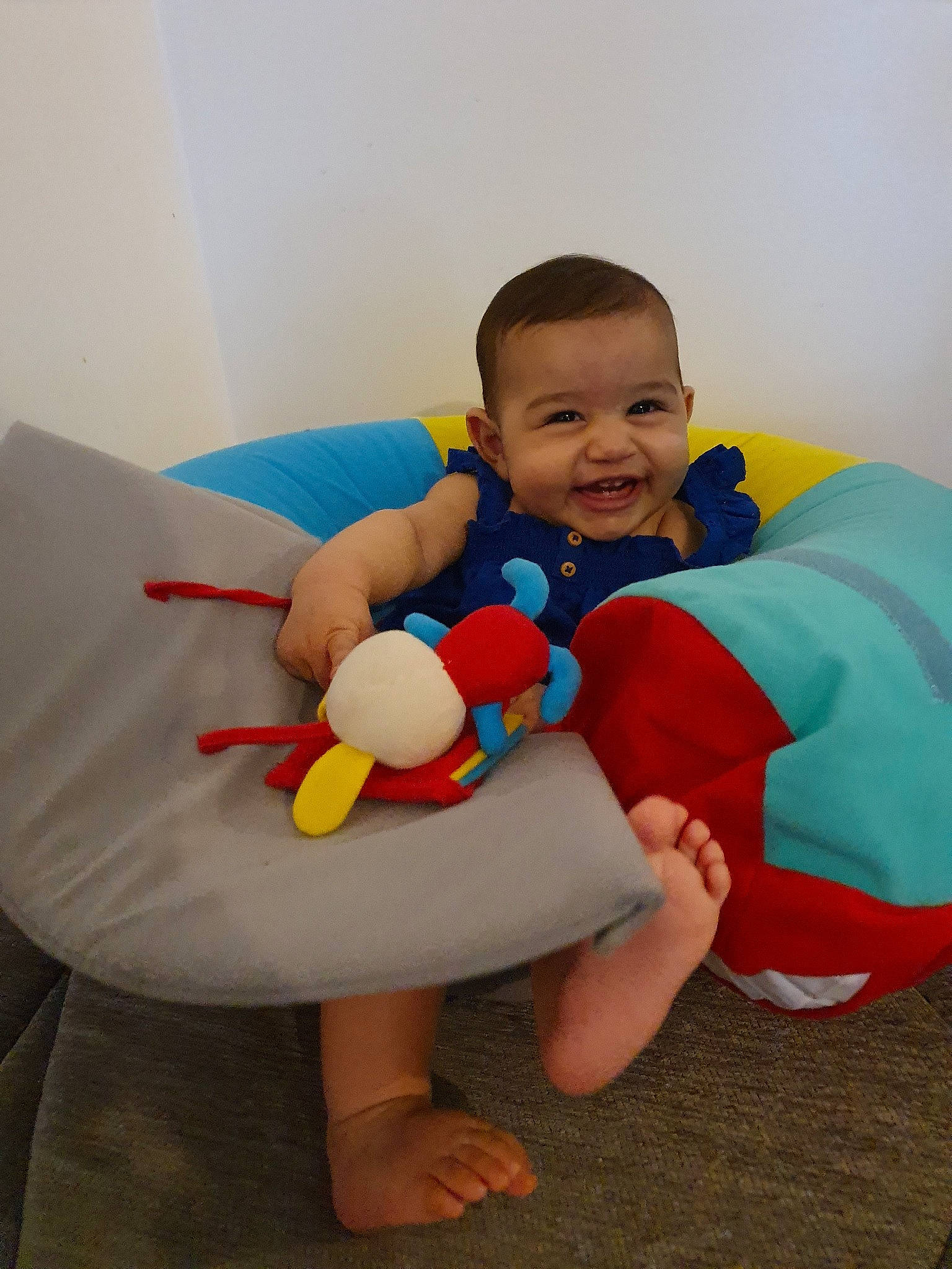 Lina participe au concours pour gagner de l'argent avec cette photo : arm, baby, baby_products, baby_toys, child, fun, joy, person, play, product, sitting, toddler, toy