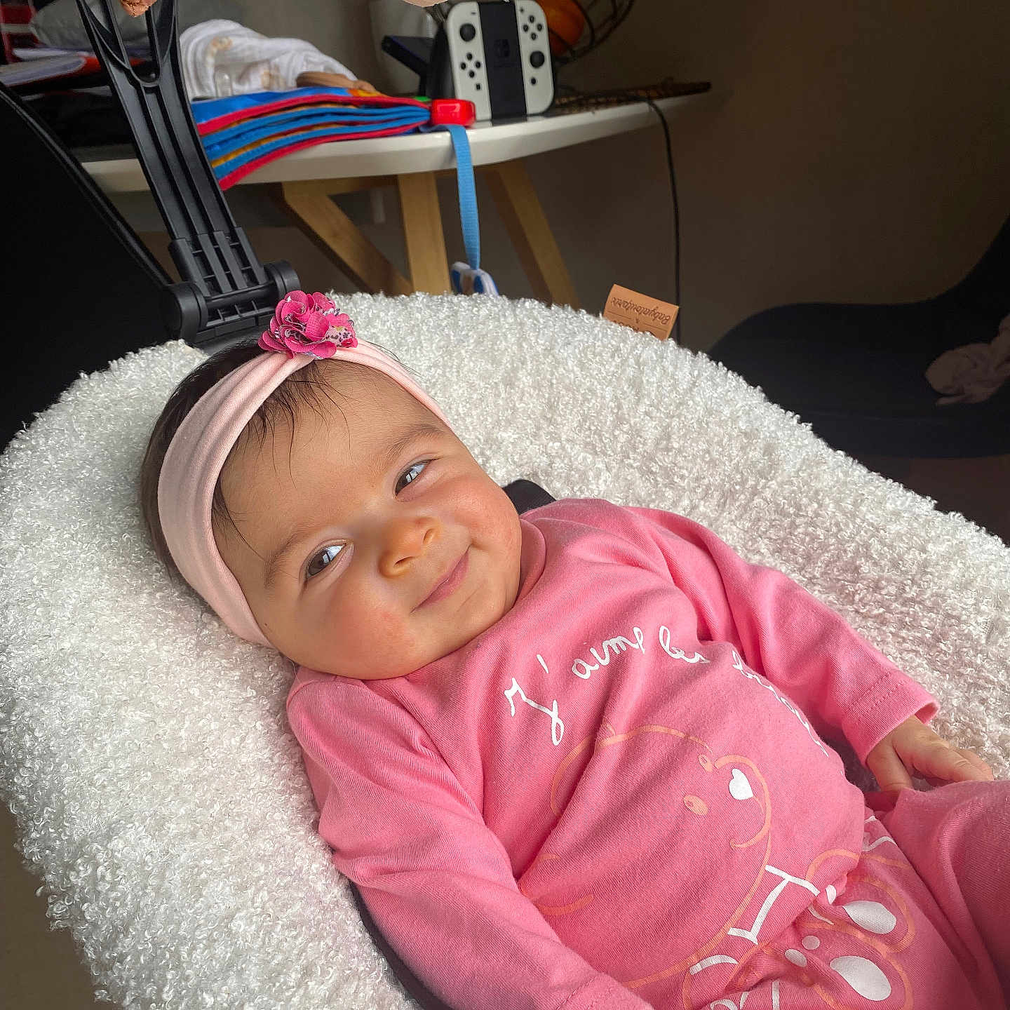 Siline participe au concours pour gagner de l'argent avec cette photo : accessories, baby, bag, bed, blanket, clothing, couch, cushion, electronics, face, furniture, handbag, hat, head, homedecor, newborn, person, photography, portrait, t_shirt