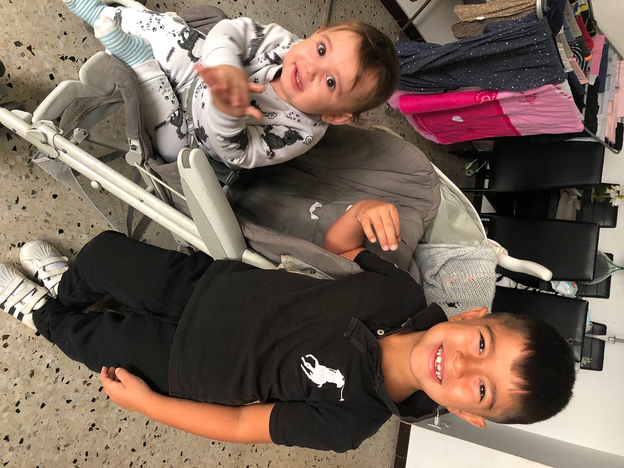 Sahïn participe au concours pour gagner de l'argent avec cette photo : bag, comfort, elbow, fun, human_leg, joint, joy, knee, lap, leisure, luggage_and_bags, person, photograph, shoe, shorts, sitting, smile, snapshot, sneakers, thigh