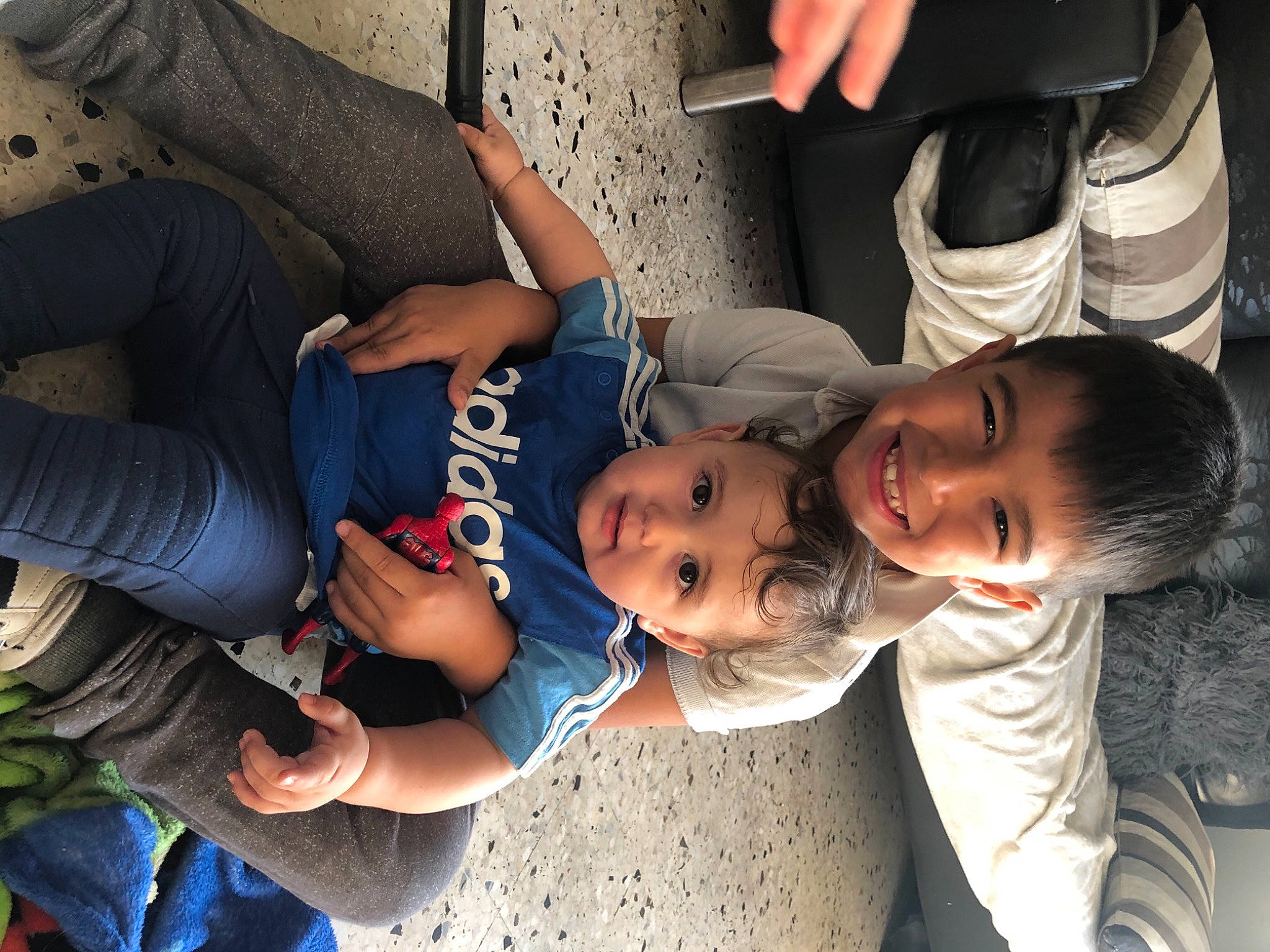 Sahïn a rejoint le concours — aidez-le/la à gagner de superbes lots ! arm, baby, black_hair, child, cool, dress, facial_expression, fun, hand, happy, human_body, interaction, joint, joy, mouth, person, product, skin, smile, t_shirt