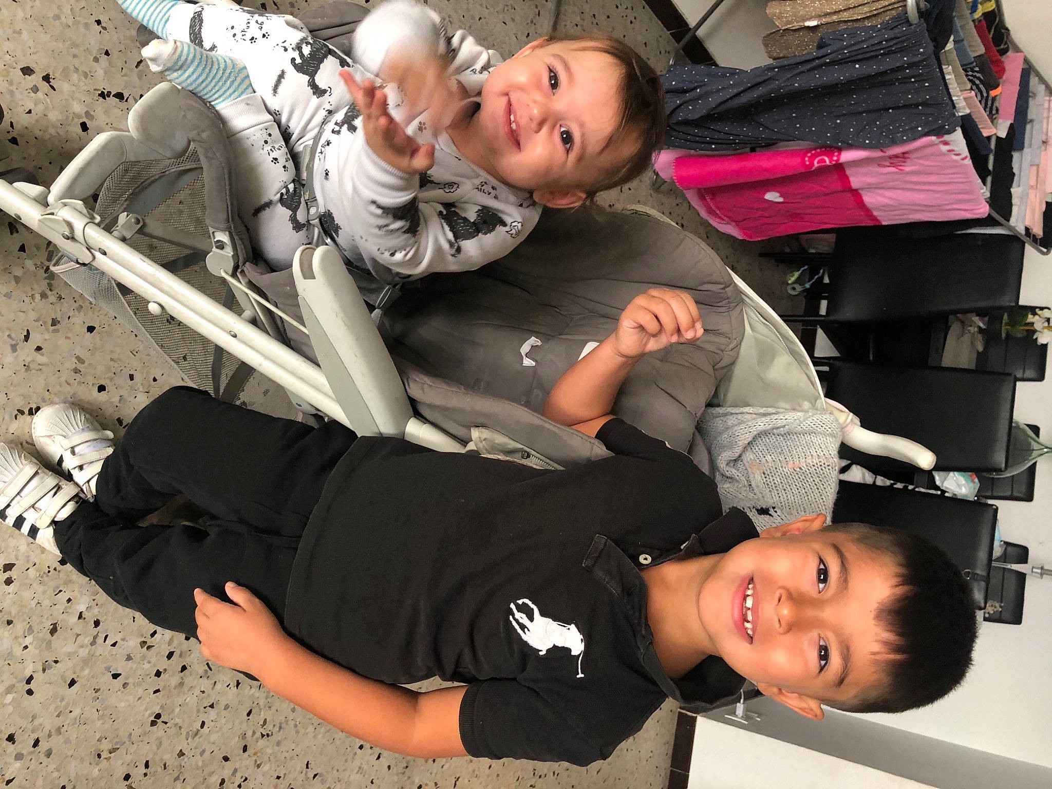 Sahïn participe au concours pour gagner de l'argent avec cette photo : bag, black, child, comfort, fun, joint, joy, knee, leisure, luggage_and_bags, people, person, shoe, shorts, sitting, smile, snapshot, sneakers, t_shirt, thigh