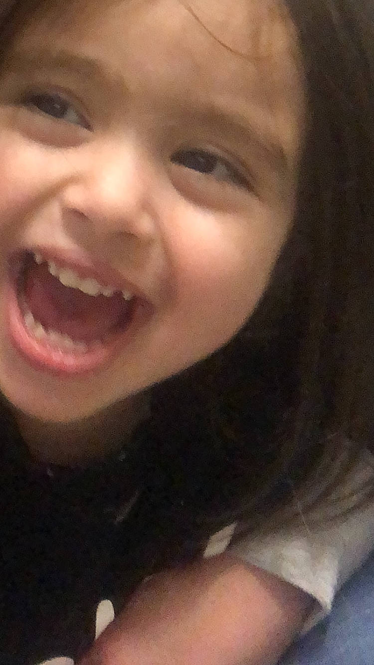 Dounia participe au concours pour gagner de l'argent avec cette photo : cheek, chin, ear, eye, eyebrow, eyelash, facial_expression, forehead, gesture, hair, happy, iris, jaw, joy, lip, mouth, nose, person, skin, smile