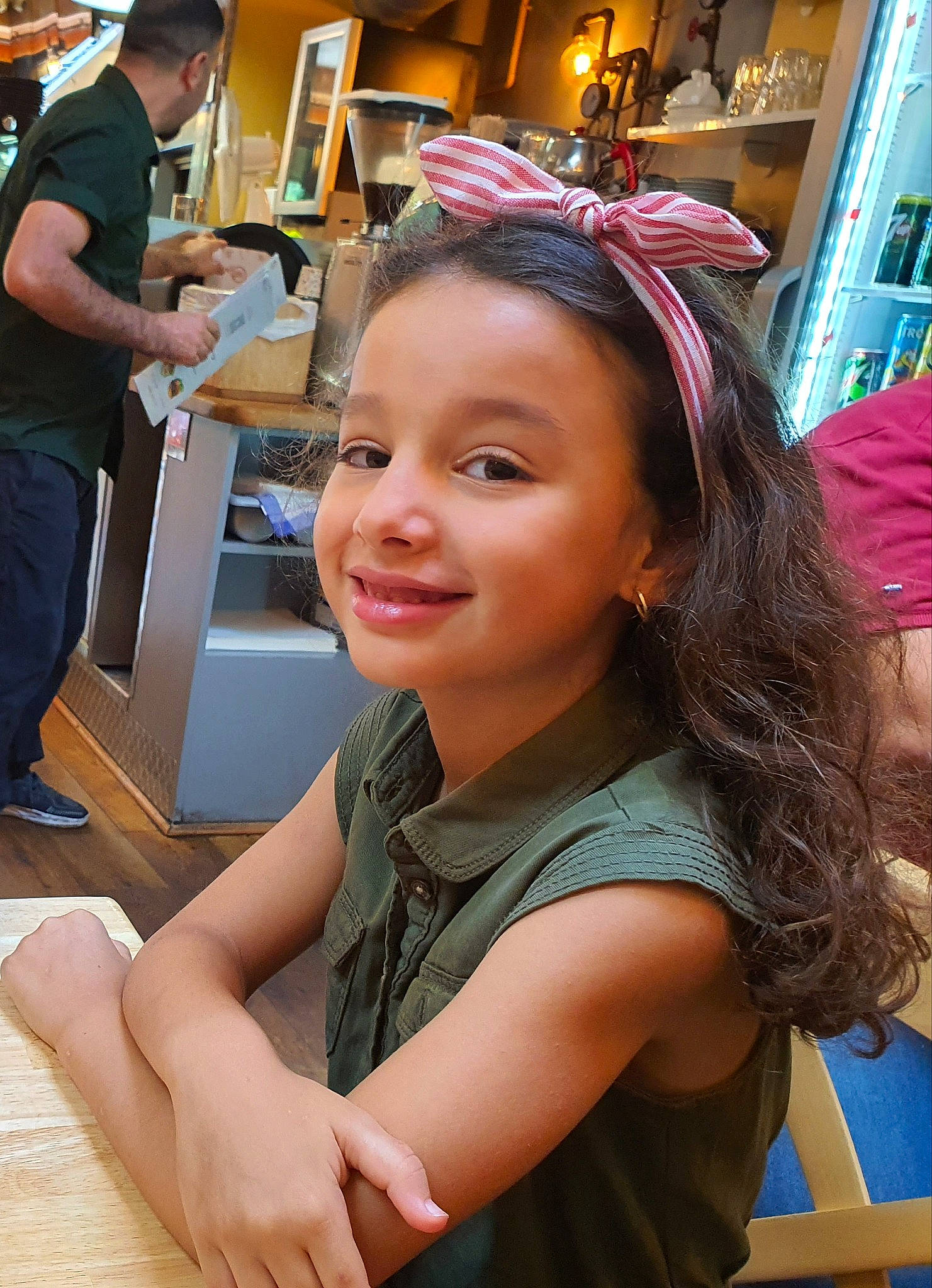 Mélissa a rejoint le concours — aidez-le/la à gagner de superbes lots ! arm, black_hair, child, clothing, community, eyewear, facial_expression, fashion, fun, hair, hairstyle, happy, human, joy, leisure, neck, person, shoulder, skin, smile