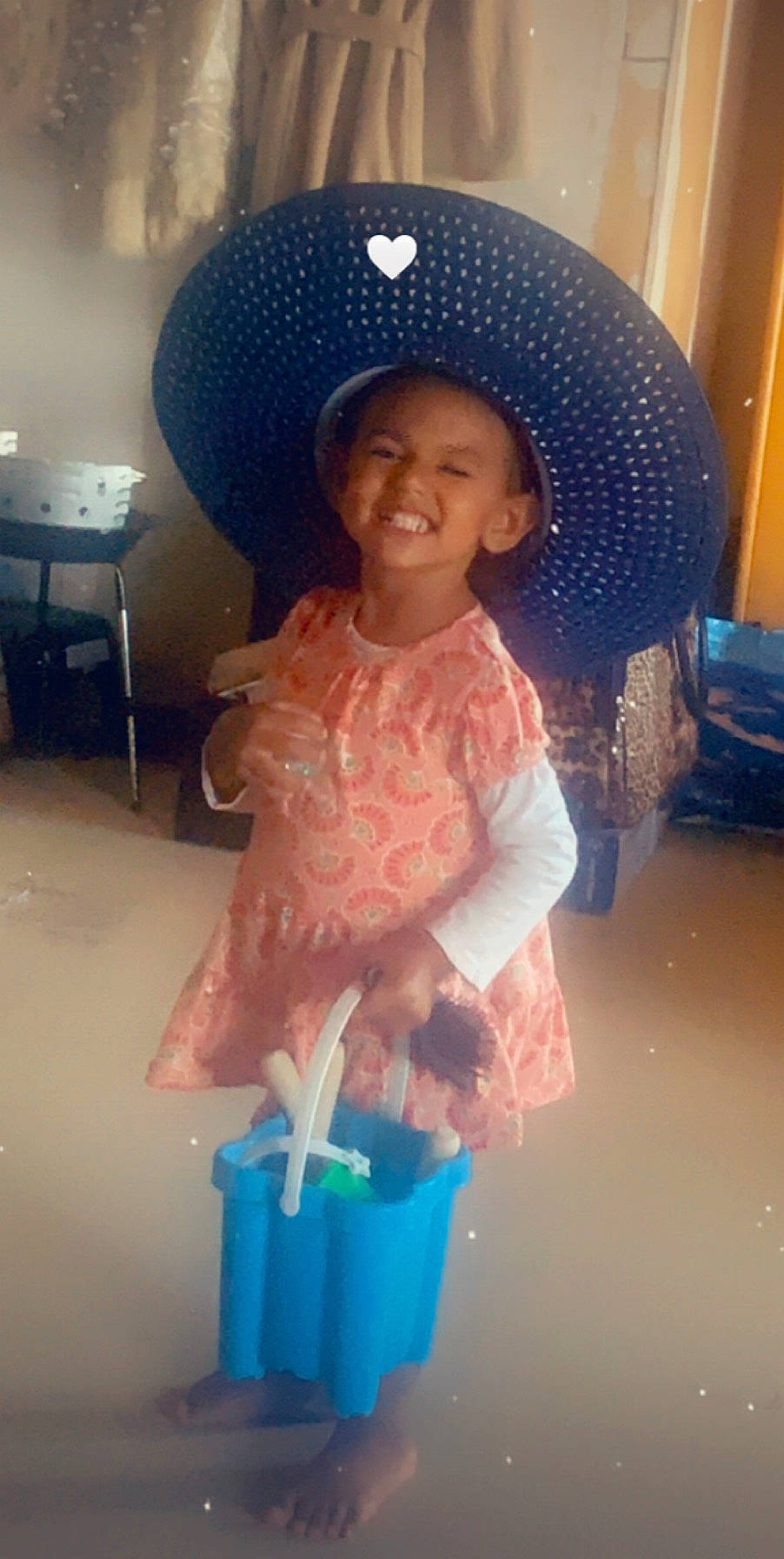 Thanays participe au concours pour gagner de l'argent avec cette photo : baby_toddler_clothing, bathing, blue, child, electric_blue, fashion_accessory, fun, hairstyle, happy, hat, headgear, household_supply, joy, leisure, person, photograph, play, smile, snapshot, sun_hat