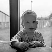 Andréas a rejoint le concours — aidez-le/la à gagner de superbes lots ! baby, black_and_white, blurred_background, child, couch, cozy, curious, cute, expression, face, hands, indoor, monochrome, person, portrait, smiling, soft_focus, toddler, window, young