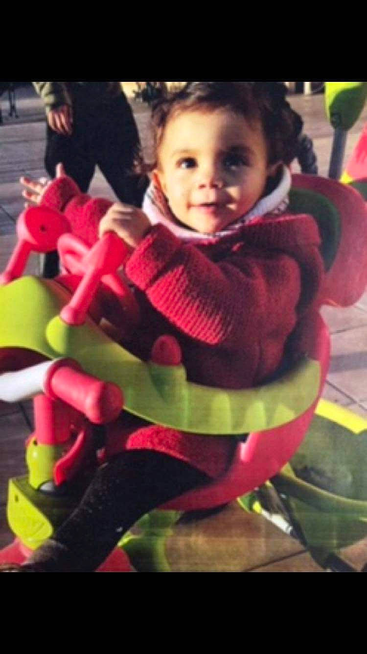 Luna participe au concours pour gagner de l'argent avec cette photo : baby, baby_carriage, baby_products, baby_toddler_clothing, carmine, child, face, fictional_character, fun, grass, happy, head, magenta, person, petal, pink, plant, sitting, smile, toddler