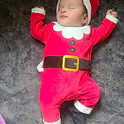 Alaa a rejoint le concours — aidez-le/la à gagner de superbes lots ! baby, infant, sleeping, christmas_costume, santa_hat, red_clothing, black_booties, face, closed_eyes, child, holiday_theme, cute, cozy, blanket, soft, lying_down, adorable, festive, one_person, indoors