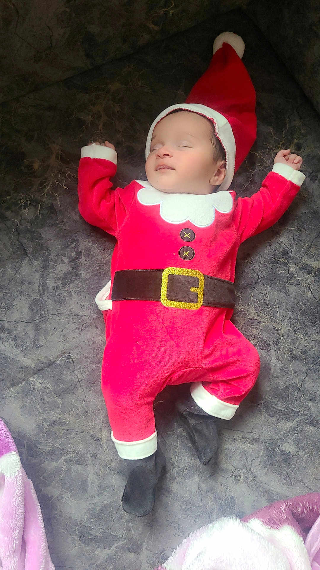Alaa a rejoint le concours — aidez-le/la à gagner de superbes lots ! baby, infant, sleeping, christmas_costume, santa_hat, red_clothing, black_booties, face, closed_eyes, child, holiday_theme, cute, cozy, blanket, soft, lying_down, adorable, festive, one_person, indoors