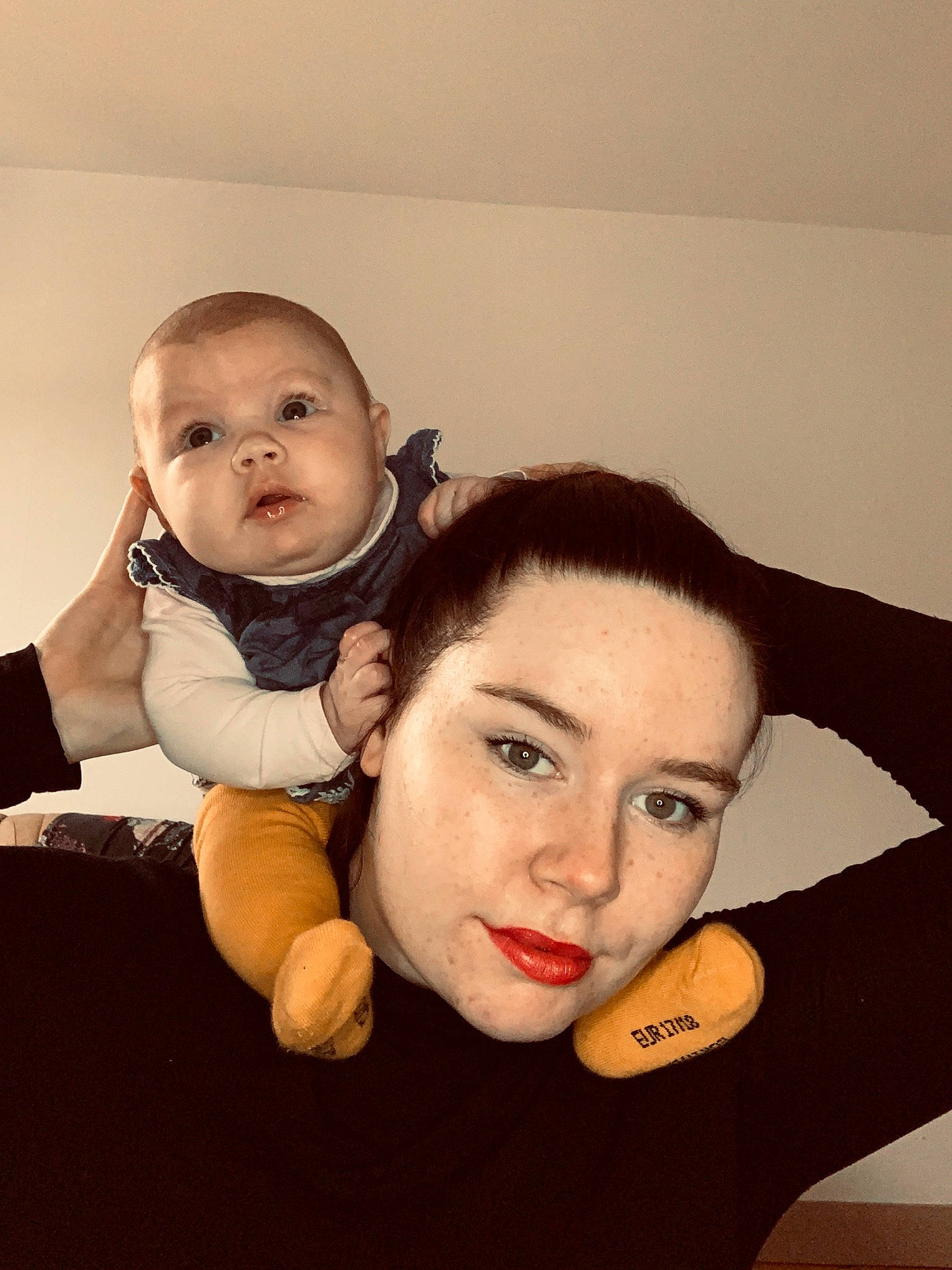 Inaya a rejoint le concours — aidez-le/la à gagner de superbes lots ! cheek, child, daughter, eye, eyebrow, face, forehead, fun, hairstyle, head, lip, mother, nose, people, person, photography, room, selfie, skin, smile