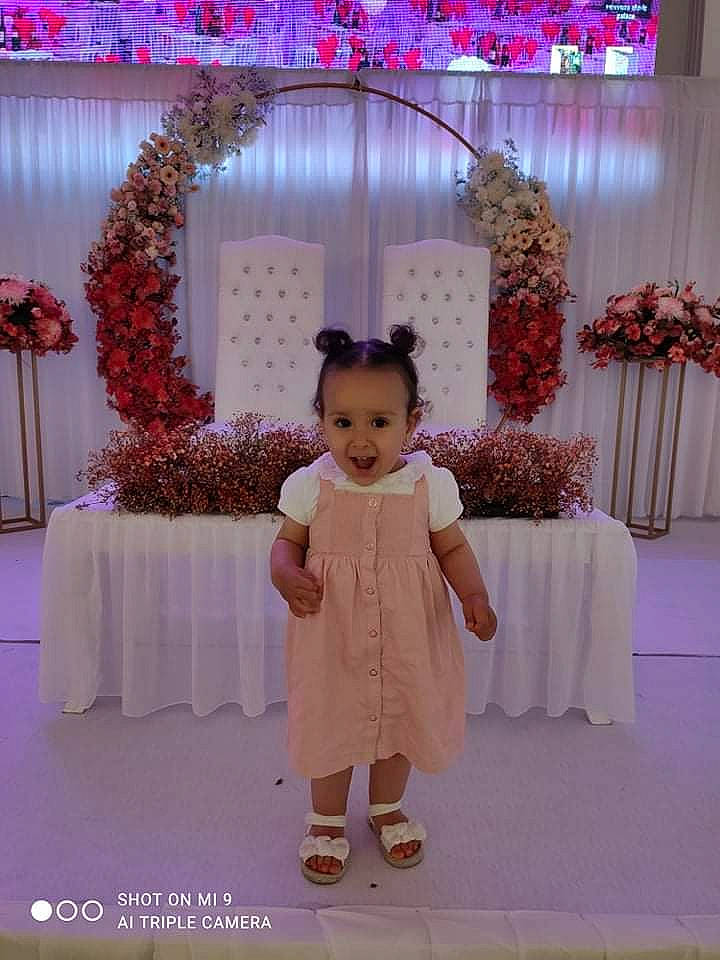 Mayssane a rejoint le concours — aidez-le/la à gagner de superbes lots ! curtain, decoration, dress, event, fashion, fashion_design, flooring, flower, flower_arranging, formal_wear, happy, magenta, person, petal, pink, plant, purple, table, textile, wedding_ceremony_supply