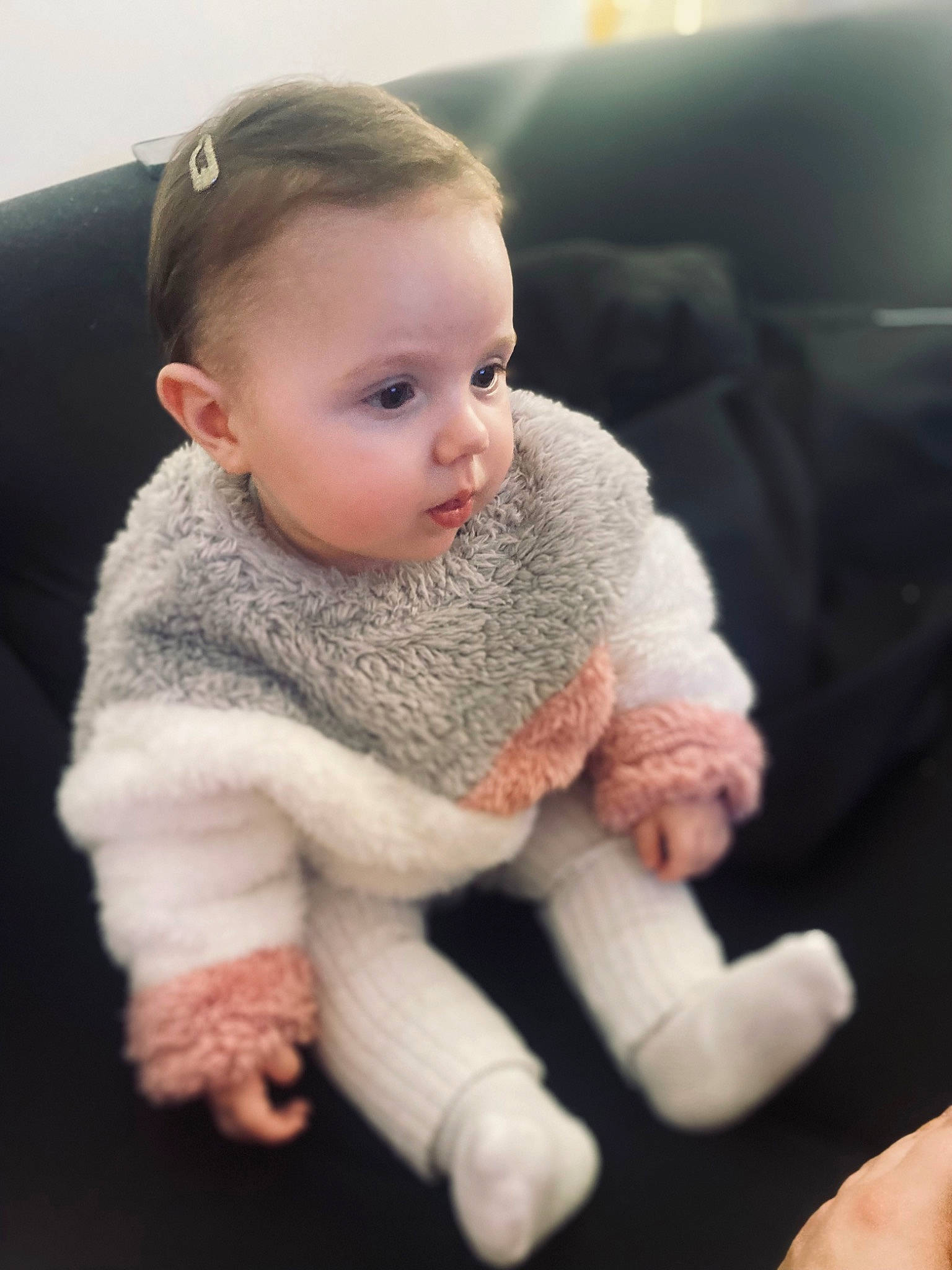 Joy a rejoint le concours — aidez-le/la à gagner de superbes lots ! baby, baby_toddler_clothing, cheek, child, comfort, ear, fashion_accessory, flooring, fur, gesture, head, nose, person, portrait_photography, sitting, skin, sleeve, thumb, toddler, wool