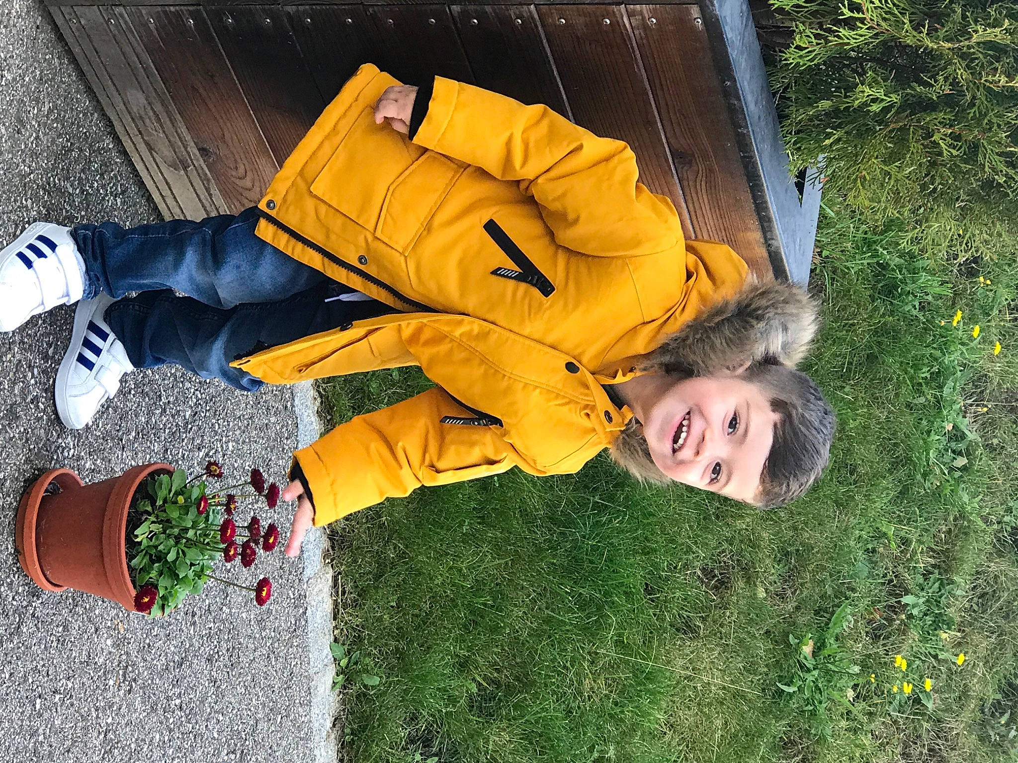 Mathis participe au concours pour gagner de l'argent avec cette photo : grass, jacket, joy, outerwear, person, yellow