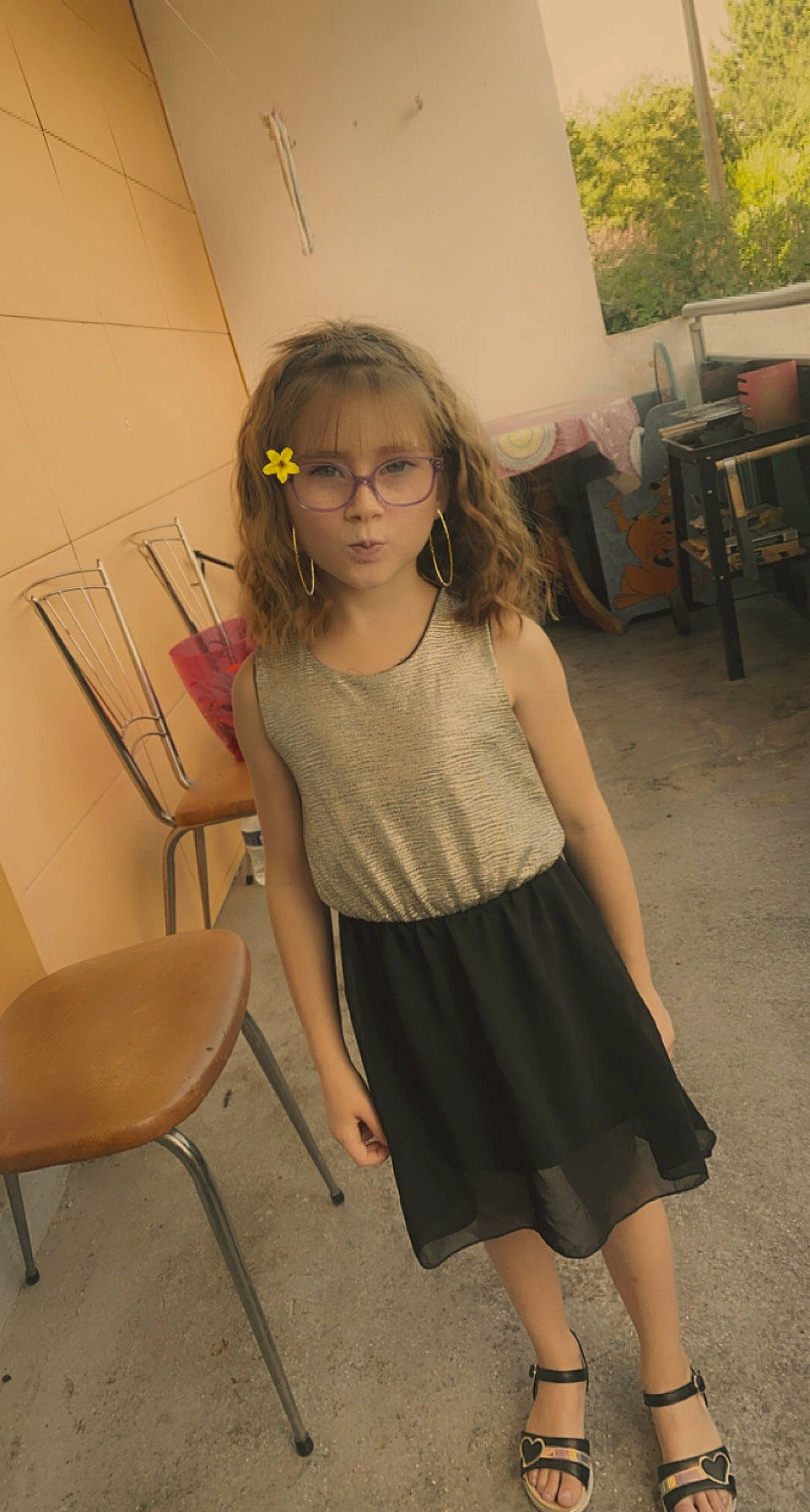 Mylene a rejoint le concours — aidez-le/la à gagner de superbes lots ! chair, eyewear, fashion_design, flooring, fun, hair, hairstyle, human_leg, joint, knee, long_hair, neck, person, shoulder, sleeve, standing, t_shirt, thigh, trunk, waist