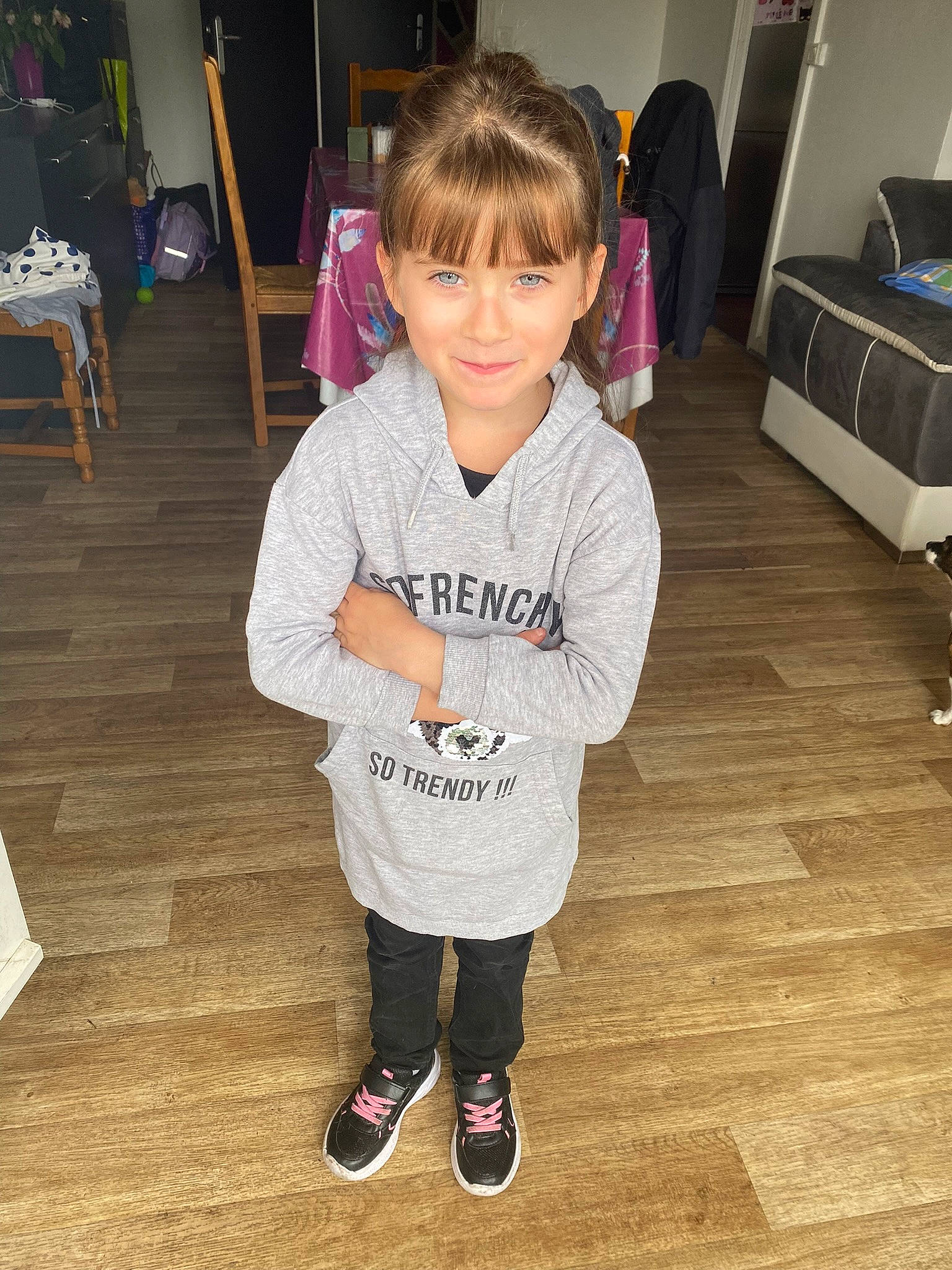 Mylene a rejoint le concours — aidez-le/la à gagner de superbes lots ! baby_toddler_clothing, eye, face, flooring, hair, happy, hardwood, head, joint, joy, mammal, person, shoulder, sleeve, smile, sportswear, t_shirt, toddler, varnish, vertebrate