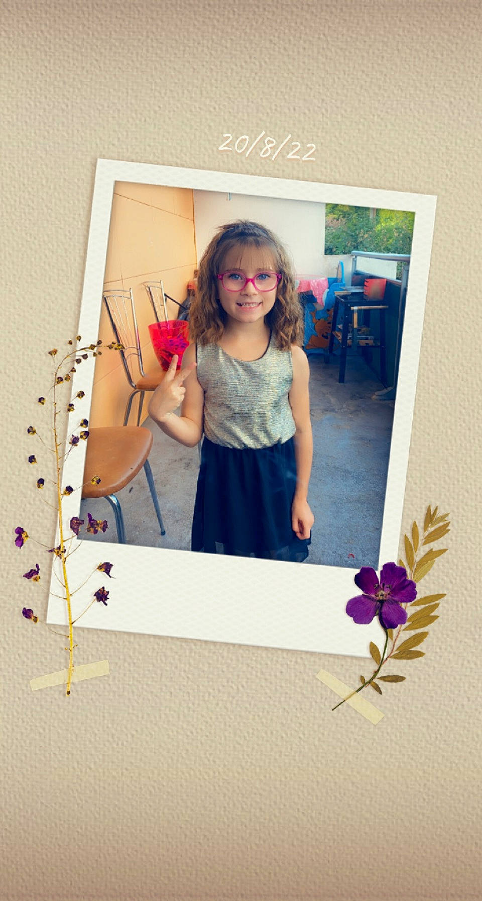 Mylene a rejoint le concours — aidez-le/la à gagner de superbes lots ! child, craft, dress, electric_blue, fashion_design, flower, happy, joy, magenta, paper, paper_product, pattern, person, petal, pink, purple, rectangle, room, sleeve, smile