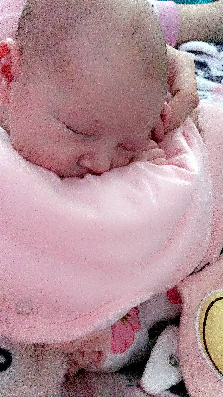 Lydiana a rejoint le concours — aidez-le/la à gagner de superbes lots ! baby, baby_toddler_clothing, cheek, comfort, eyebrow, eyelash, face, happy, head, iris, lip, mouth, nose, person, photograph, pink, red, skin, thumb, toddler