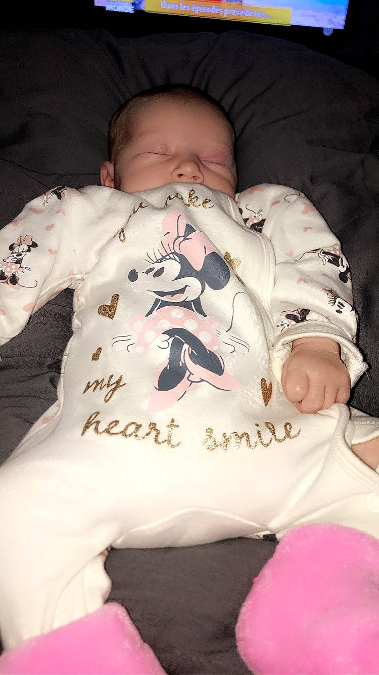 Lydiana a rejoint le concours — aidez-le/la à gagner de superbes lots ! baby, baby_toddler_clothing, beauty, bedtime, carmine, cheek, child, comfort, flesh, fur, linens, pattern, person, pink, room, sitting, sleep, sleeve, thumb, toddler