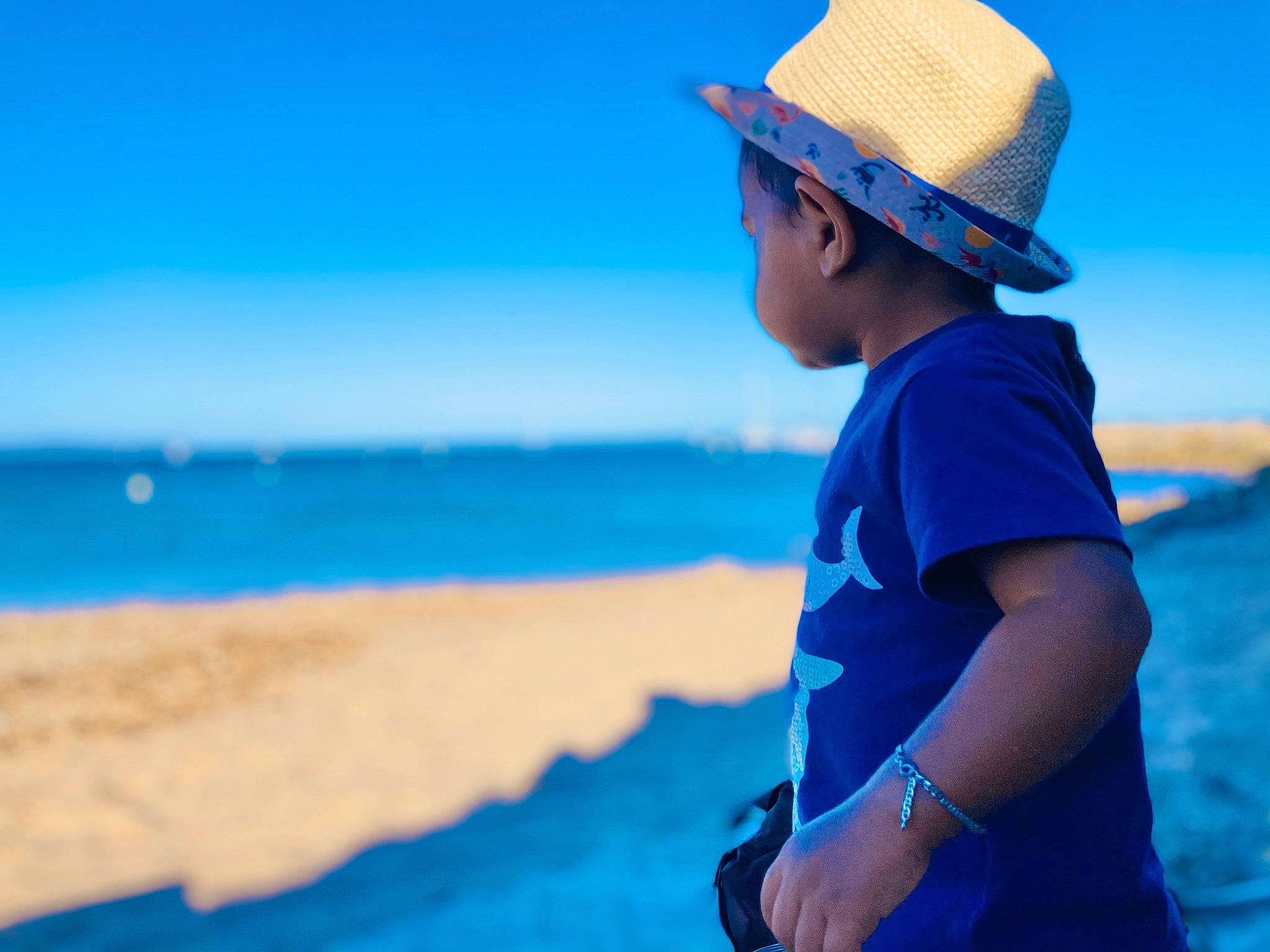 Maëlan a rejoint le concours — aidez-le/la à gagner de superbes lots ! azure, beach, blue, cap, flash_photography, fun, happy, hat, headgear, horizon, landscape, leisure, morning, people_in_nature, people_on_beach, person, sky, sun_hat, sunlight, travel