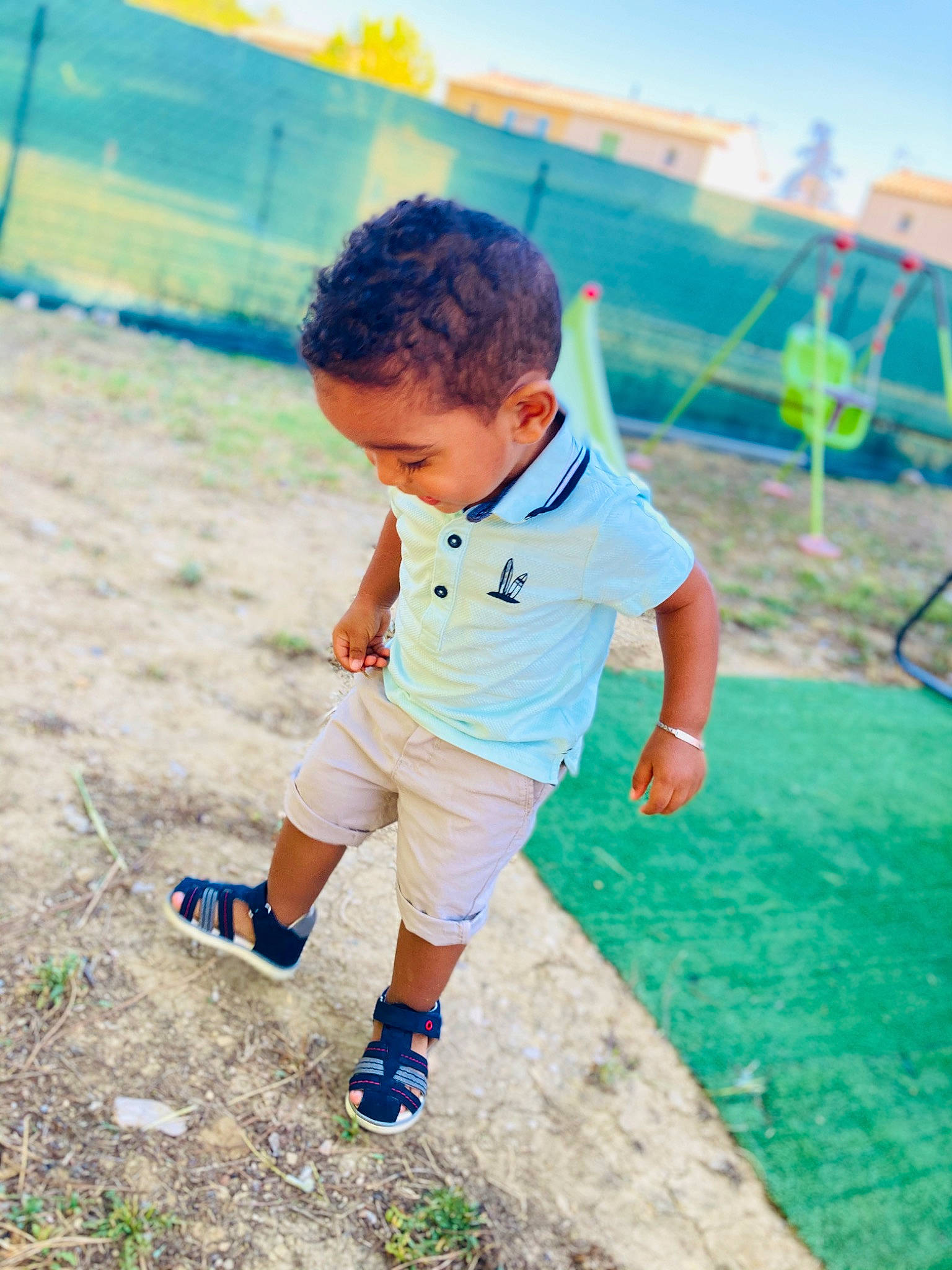 Maëlan a rejoint le concours — aidez-le/la à gagner de superbes lots ! child, city, competition_event, electric_blue, fun, grass, happy, leisure, outdoor_play_equipment, people_in_nature, person, player, public_space, recreation, sand, shorts, sky, sneakers, soil, t_shirt