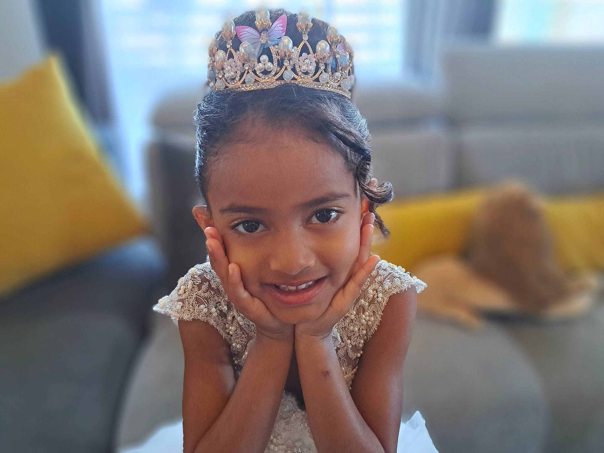 Kyara a rejoint le concours — aidez-le/la à gagner de superbes lots ! beauty, black_hair, bridal_accessory, ear, earrings, event, eye, eyelash, face, flash_photography, hair, hairstyle, happy, head, headband, headgear, headpiece, jewellery, joy, person