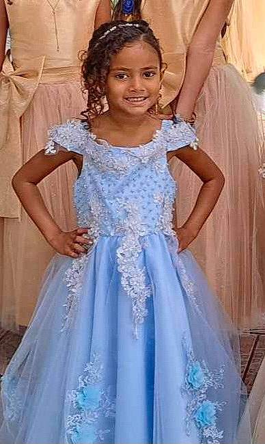 Kyara participe au concours pour gagner de l'argent avec cette photo : bridal_clothing, bridal_party_dress, dress, eye, face, gown, hair, hairstyle, happy, iris, joint, joy, neck, one_piece_garment, person, photograph, purple, shoulder, skin, smile